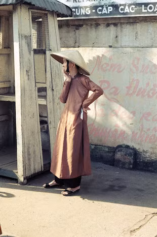 Một bà cụ trong trang phục truyền thống.