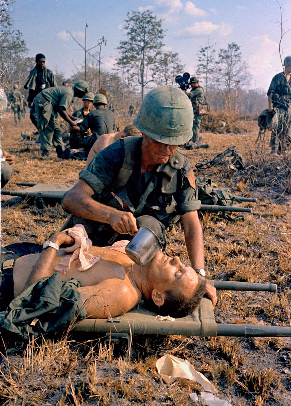 Lính Mỹ bị thương được đồng đội chăm sóc.