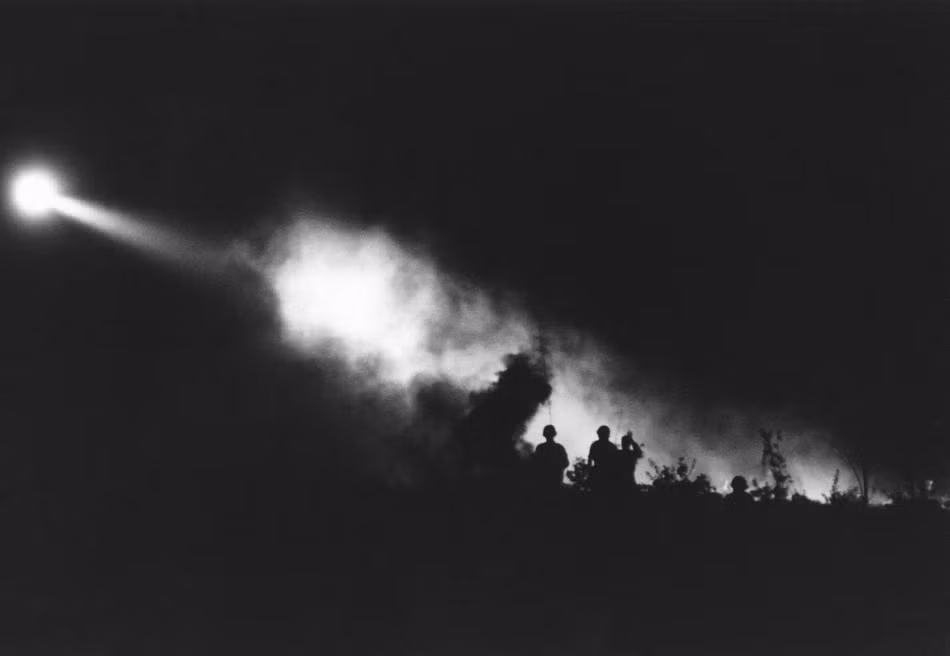 Trực thăng của quân đội Mỹ rọi đèn để binh lính dễ dàng di chuyển những binh sĩ bị thương nghiêm trọng nhất ở Bù Đốp đến bãi đỗ trực thăng ngày 30/11/1967.