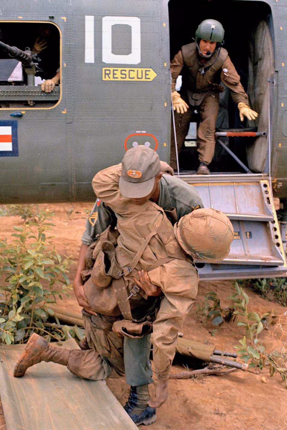 Lính Mỹ bị thương được đưa lên trực thăng đến cơ sở điều trị ngày 2/4/1967. 