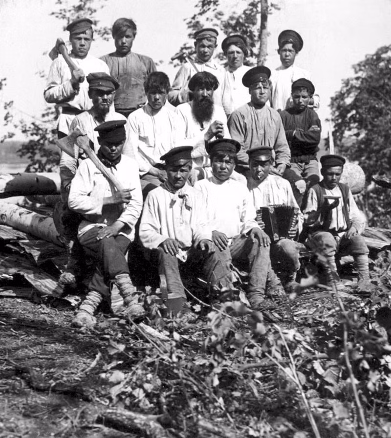 Những nam giới khỏe mạnh tay cầm rìu và những dụng cụ cần thiết chuẩn bị vào rừng đốn gỗ.