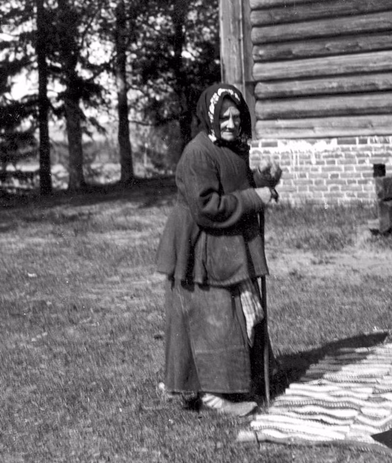 Trong khi đó, một bà lão trông nom việc phơi khô đồ.