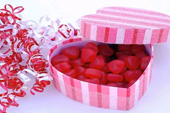 Richard Cadbury là người đầu tiên làm ra những chiếc hộp đựng chocolate dùng trong ngày Valentine vào những năm 1800.