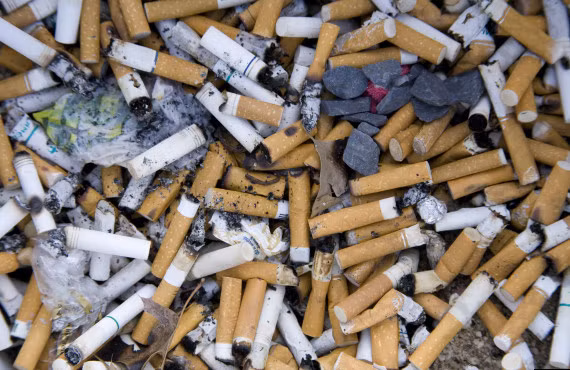 6. Hút thuốc lá ở Bhutan bị cấm. Theo đó, những sản phẩm thuốc lá bị đánh thuế 100% và việc hút thuốc ở nơi công cộng sẽ bị phạt rất nặng. Đặc biệt, việc bán thuốc lá không có giấy phép có thể bị phạt tù.