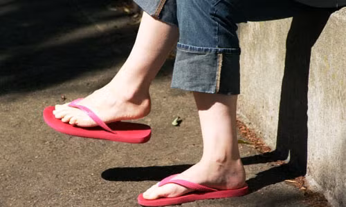 4. Tại đảo Capri phía Bắc Italy, chính quyền ra lệnh cấm đi các loại giầy dép gây tiếng ồn như dép lê xỏ ngón. Do vậy, khi đi du lịch đến hòn đảo xinh đẹp này, du khách nên bỏ những đôi dép lê ở nhà để tránh bị cảnh sát bắt giữ.