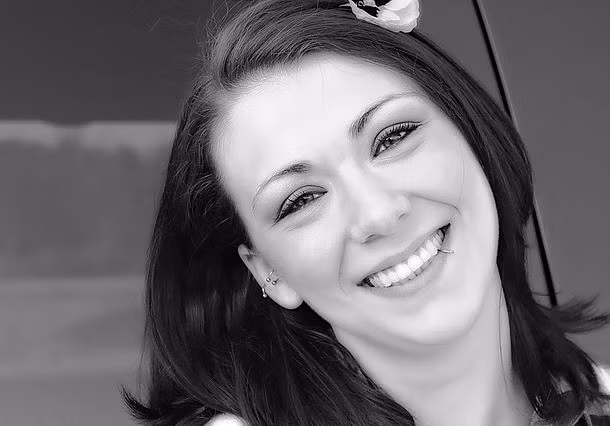 1. Nếu đến Milan, Italy thì bạn hãy chắc chắn luôn mỉm cười. Khi đến thành phố này, bạn không được phép tỏ ra cau có, khó chịu. Đây là một yêu cầu mang tính chất pháp lý của chính quyền thành phố Milan. Tuy nhiên, khi tới đám tang, bệnh viện hay thăm người ốm, bạn không cần thực hiện yêu cầu luôn nở nụ cười thân thiện như trên.