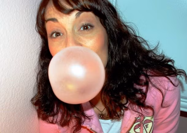 3. Nhai kẹo cao su bị cấm ở Singapore. Nếu người nào vi phạm sẽ bị phạt tiền, với số tiền lên đến 1.000 USD.