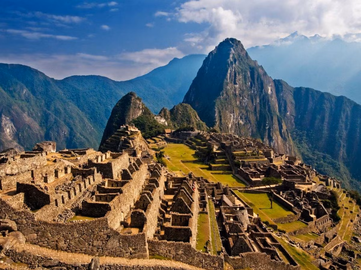 Machu Picchu - hiện thân quyến rũ của đế chế Inca, nằm trên một sườn núi trong thung lũng Urubamba ở Peru. Kỳ quan này được miêu tả là một kiệt tác kiến trúc tuyệt vời và là một chứng ngôn độc đáo của nền văn minh Inca. Kiệt tác của nền văn minh Inca này đã truyền cảm hứng cho nhà làm phim "Hoàng đế lạc đà" (The Emperor's New Groove).