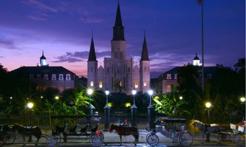 New Orleans là quê hương của nhạc Jazz, gây ấn tượng mạnh với du khách với việc ngắm cảnh mặt trời lặn trên sông Mississippi ở thành phố New Orleans. Thành phố này đã được chọn làm bối cảnh cho bộ phim "Công chúa và chàng ếch" (The Princess and the Frog).