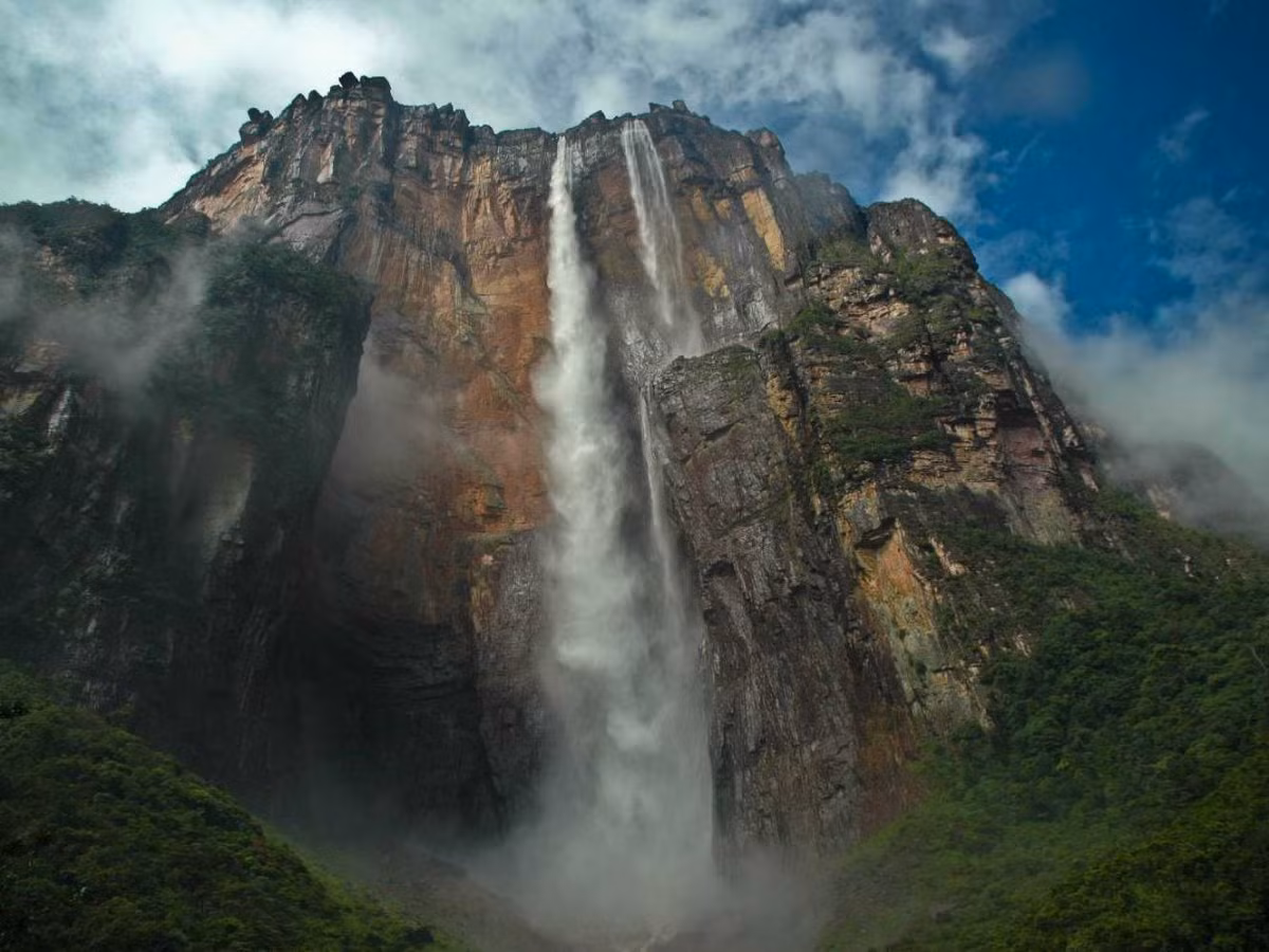 Với độ cao 979m, thác Thiên thần (Angel Falls) nằm ở công viên quốc gia Canaima của Venezuela được đánh giá là thác nước rơi tự do cao nhất thế giới. Thác nước này cao đến mức mỗi khi nước trước khi đổ xuống bất kỳ nơi nào gần mặt đất thì dòng nước đã bị những cơn gió mạnh đẩy đi và biến thành sương mù. Thác nước Thiên thần đã trở thành nguồn cảm hứng cho nhà làm phim "Up".