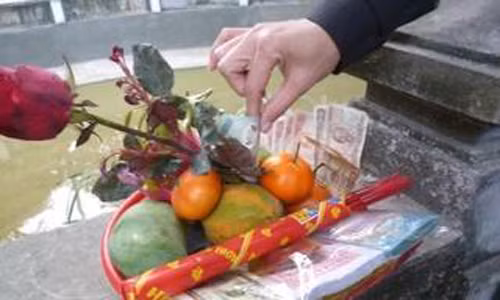 Doc dao tuc cung vang ma cua nguoi Viet tren bao Nhat