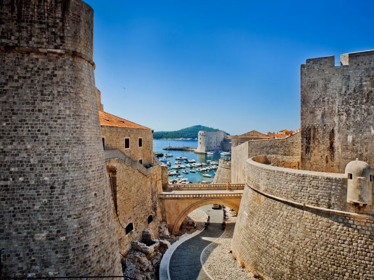Đi bộ dọc những bức tường trắng ở Dubrovnik - “Hòn ngọc của vùng biển Baltic” gắn liền với những sự kiện lịch sử trong việc bảo vệ thành phố từ thế kỷ 7.