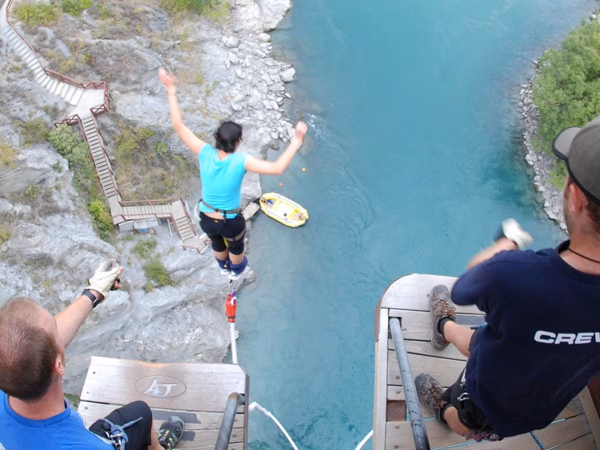Nhảy Bungee tại Queenstown, New Zealand.