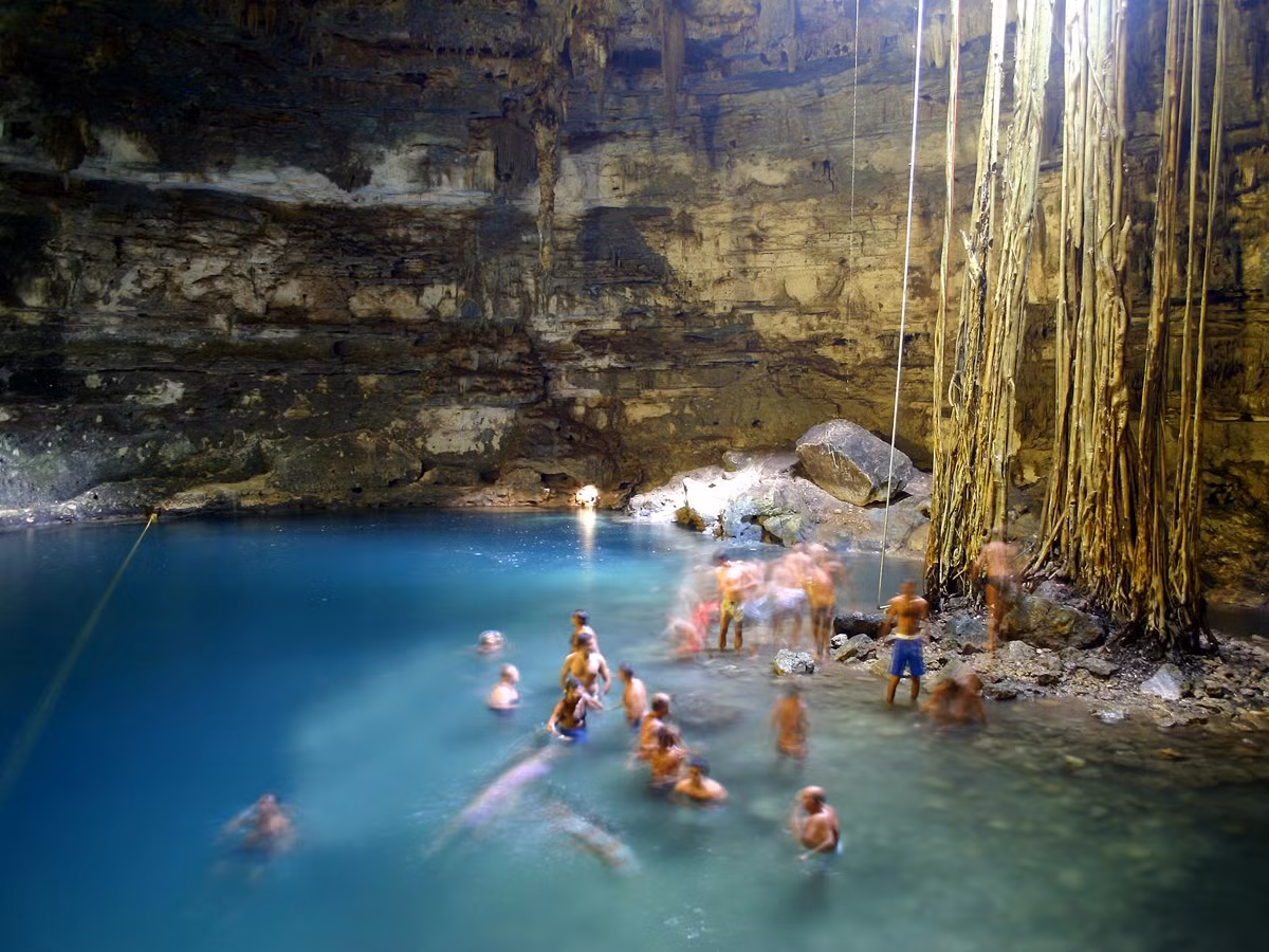 Tắm mát, vui đùa trong hang động Cenotes là một cái hố tự nhiên nằm ở bán đảo Yucatan, Mexico là một trải nghiệm thú vị khác trong danh sách mới công bố của Business Insider.