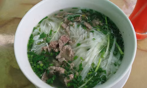 Trong danh sách 100 chuyến hành trình bạn nên đến trong đời, Business Insider đã giới thiệu với độc giả món Phở nổi tiếng của Việt Nam.