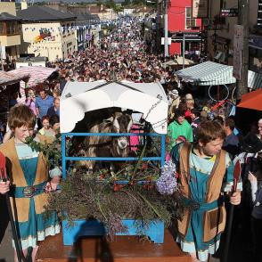 Bên cạnh đó, người dân cũng chọn ra một hoàng hậu dê và một số người đóng vai người hầu.