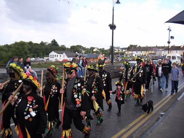 Kể từ đó, hàng năm, người dân ở thị trấn Killogrlin sẽ bắt một chú dê về để làm vua trong lễ hội kéo dài 3 ngày nhân kỷ niệm ngày độc lập.