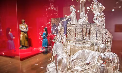 Tuyệt tác tinh xảo do Edumund Cotterill và R &amp; S Garrard chế tác năm 1843 khắc họa một buổi mừng chiến thắng.