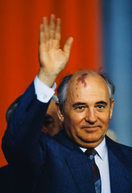 Năm 1990, ông Gorbachov giành giải Nobel Hòa bình.