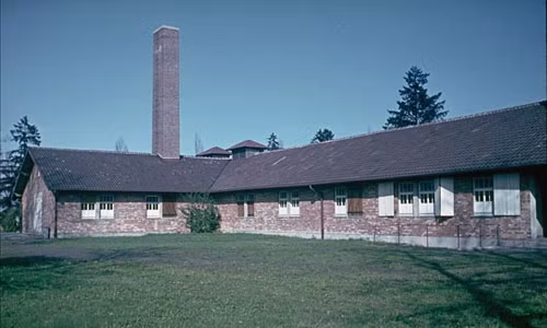 Dachau là trại tập trung đầu tiên trên lãnh thổ Đức do Đức quốc xã xây dựng. Trong thời gian nắm quyền, phát xít Đức đã giam giữ, tra tấn và giết hại hàng chục nghìn người tại trại tập trung Dachau.