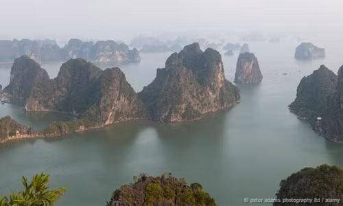 BBC miêu tả Vịnh Hạ Long bao gồm hơn 1.600 hòn đảo lớn nhỏ. Hình thù những núi đá ở đây được tạo thành từ quá trình nâng lên và hạ xuống của mực nước biển thay đổi liên tục trong hơn 500 triệu năm. Theo truyền thuyết, những con rồng đã tạo ra các hòn đảo và núi đá ở vịnh Hạ Long để bảo vệ đất nước trước cuộc xâm lược của quân địch.