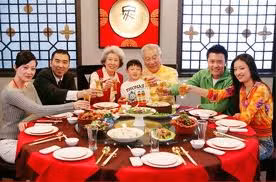 Trước đó, vào thời nhà Đường, việc chơi tranh cắt từ giấy đỏ có ý nghĩa xua đuổi những linh hồn tà ác.