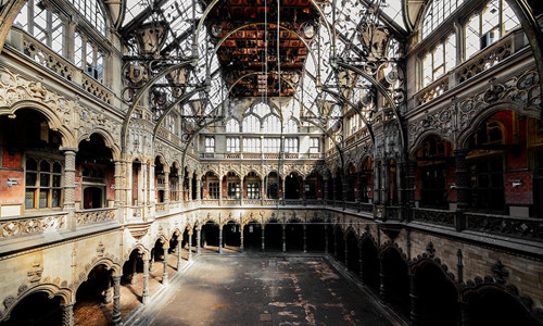 Bên trong Phòng Thương mại ở Bỉ bị bỏ hoang sau khi xảy ra vụ hỏa hoạn.