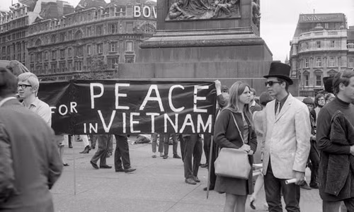 Nhiều người Anh cũng đã tổ chức biểu tình phản đối những hành động quân sự của Mỹ ở Việt Nam, hăng hái tham gia phong trào phản chiến ở London năm 1967.