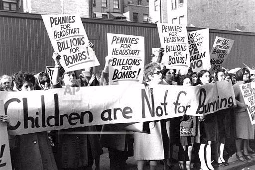 Phụ nữ Mỹ cũng tham gia cuộc biểu tình phản đối cuộc chiến tranh Mỹ tiến hành ở Việt Nam tạị thành phố New York hồi tháng 5/1967.