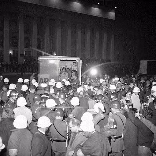 Quân đội Mỹ cố gắng giải tán người biểu tình chống chiến tranh Việt Nam tụ tập trước Lầu Năm Góc ngày 23/10/1967.