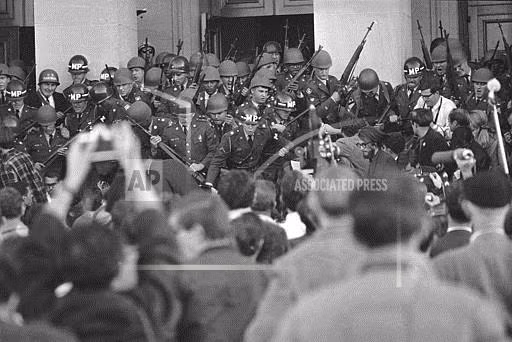 Giới chức Mỹ huy động cảnh sát quân sự để đối phó những cuộc biểu tình phản đối cuộc chiến tranh Mỹ tiến hành tại Việt Nam ở trước Lầu Năm Góc.