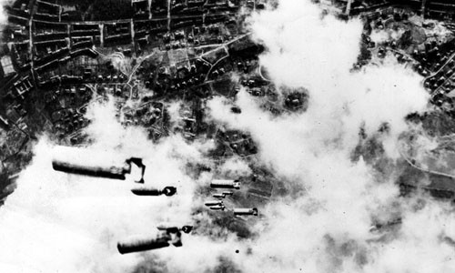 Theo một số tài liệu, Mỹ và Anh đã huy động hàng trăm máy bay tham gia cuộc dội bom Dresden.