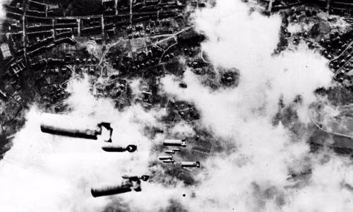 Theo một số tài liệu, Mỹ và Anh đã huy động hàng trăm máy bay tham gia cuộc dội bom Dresden.