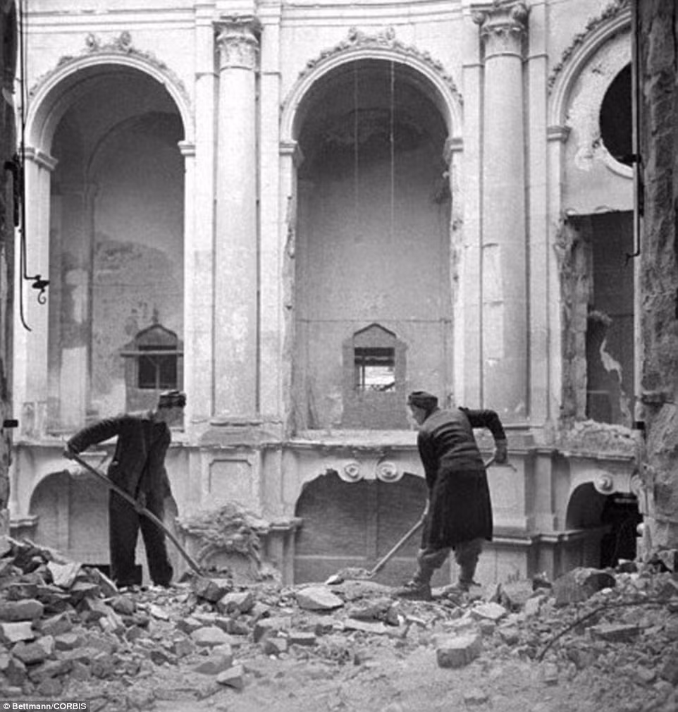 Người dân dọn dẹp đống đổ nát để bắt đầu cuộc sống mới.