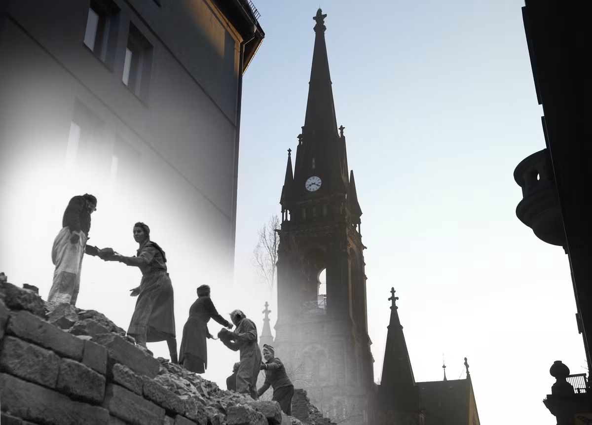Những người phụ nữ vận chuyển gạch bên ngoài nhà thờ Martin Luther ở Dresden năm 1946.