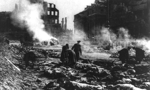 Một số người đàn ông thu lượm thi thể người xấu số thiệt mạng trong các cuộc không kích của quân đồng minh ở thành phố Dresden.