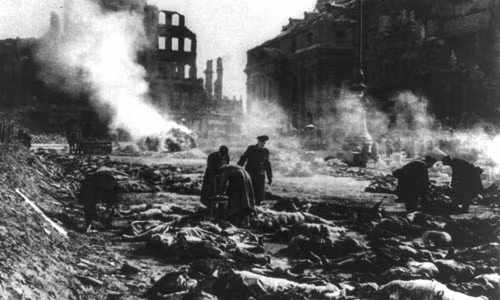 Một số người đàn ông thu lượm thi thể người xấu số thiệt mạng trong các cuộc không kích của quân đồng minh ở thành phố Dresden.