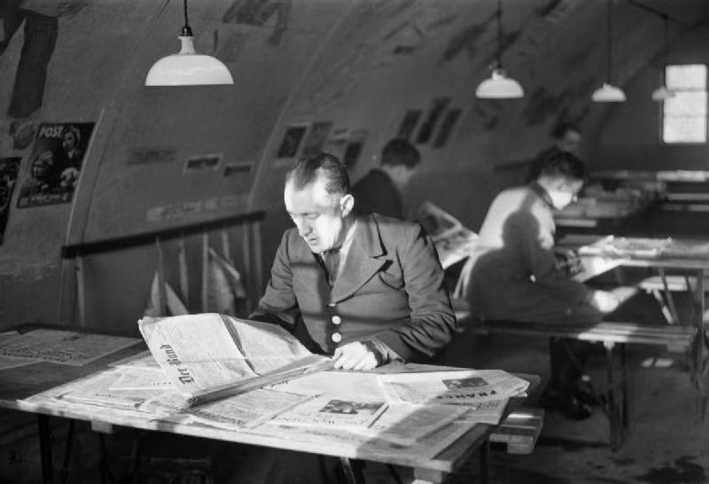 Trong thời gian ở các trại tù binh chiến tranh của xứ sở sương mù, tù binh Đức vẫn được tiếp cận báo chí, theo dõi tình hình chiến sự cũng như các hoạt động xã hội.