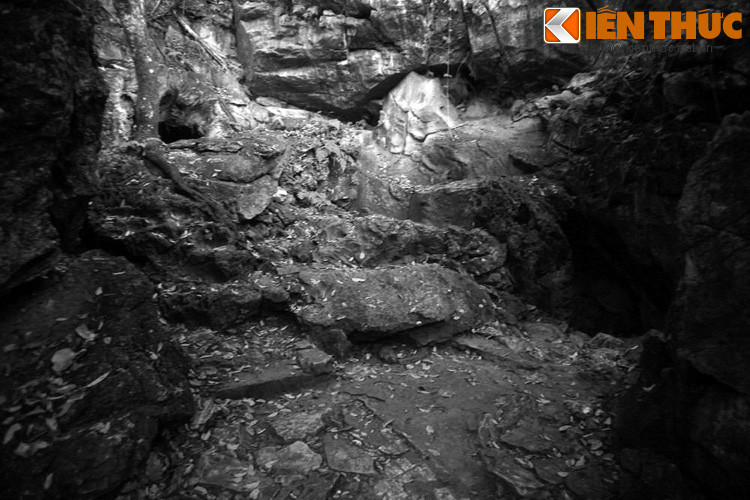 Báo Việt Nam Độc Lập hình thành trong một điều kiện đặc thù, đó là vùng rừng núi hiểm trở của chiến khu Pác Bó, với rất nhiều khó khăn về cơ sở vật chất, hoạt động vận hành so với những tờ báo phát triển ở vùng đô thị. Ảnh: Khu vực cửa hang Cốc Bó, nơi ở và làm việc của Bác Hồ tại chiến khu Pác Bó.