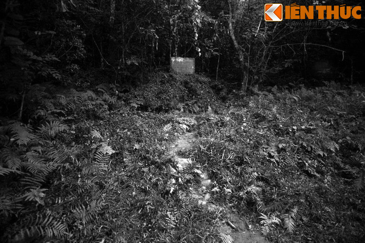 Ngày 28/1/1941, sau 30 năm ra đi tìm đường cứu nước, đồng chí Nguyễn Ái Quốc về Pác Bó (Hà Quảng, Cao Bằng) xây dựng căn cứ cách mạng. Tháng 5/1941, Người quyết định xuất bản một tờ báo làm cơ quan tuyên truyền, cổ động cho Việt Minh: Báo Việt Nam Độc Lập. Ảnh: Nền nhà sàn Bác Hồ đã ở trong những ngày đầu trở về Tổ quốc.