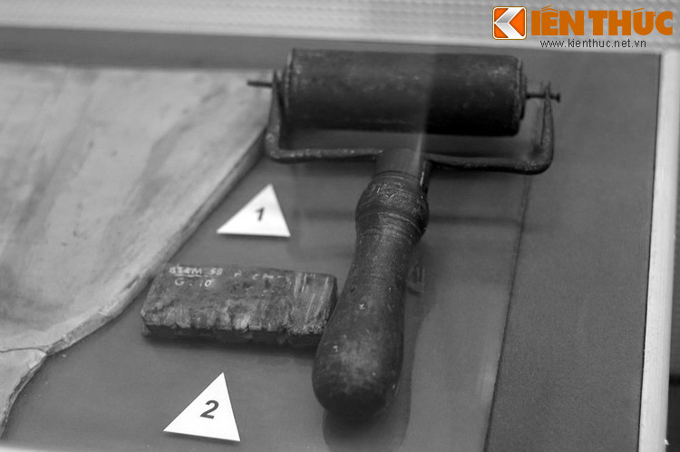 Giai đoạn đó báo ra được trên 30 số, mỗi số 400 bản. Vượt qua gian khó, lãnh tụ Nguyễn Ái Quốc đã thể hiện một cách sinh động đường lối cách mạng, gửi gắm niềm tin vào thắng lợi, vào chân lý của dân tộc của từng trang báo. Ảnh: Rulô và con dấu dùng trong quá trình xuất bản báo "Việt Nam Độc lập" (Bảo tàng Lịch sử Quốc gia).