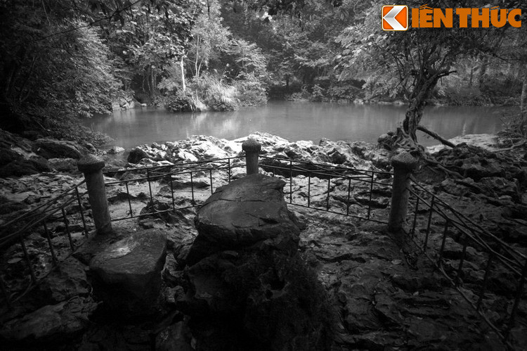 Việt Nam Độc Lập là tờ báo cách mạng đầu tiên được xuất bản và phát hành trong nước, là sự nối tiếp báo Thanh Niên – tờ báo do Nguyễn Ái Quốc sáng lập ở Hương Cảng (Trung Quốc) ngày 21/6/1925, ngày đã được chọn làm ngày Báo chí cách mạng Việt Nam. Ảnh: Bàn đá bên suối Lê Nin, nơi Bác Hồ ngồi làm việc ở chiến khu Pác Bó.