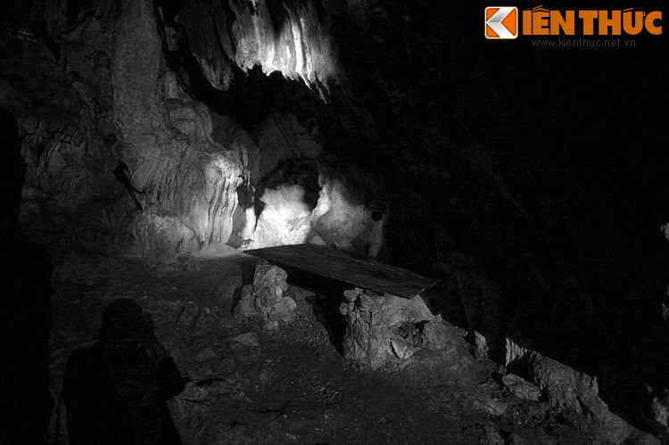 Thách thức lớn nhất là tờ báo phải hoạt động trong sự kiểm tỏa, phá hoại điên cuồng của thực dân Pháp, phát xít Nhật, những kẻ mang dã tâm biến dân tộc ta thành nô lệ, không chấp nhận một Việt Nam độc lập. Ảnh: Không gian trong hang Cốc Bó với chiếc bàn làm việc đơn sơ của Bác Hồ.