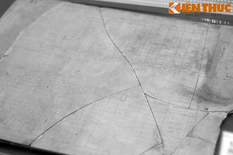 Đồng chí Nguyễn Ái Quốc đã trực tiếp chỉ đạo việc làm báo Việt Nam Độc Lập từ số đầu tiên (101) ra ngày 1/8/1941 cho đến khi đi Trung Quốc (8/1942). Đồng chí Nguyễn Ái Quốc đảm nhiệm mọi trọng trách, vừa là người viết, vừa là người duyệt, vẽ tranh minh họa, tranh cổ động, tham gia in ấn. Ảnh: Bàn đá dùng đề in báo Việt Nam Độc lập (Bảo tàng Lịch sử Quốc gia).