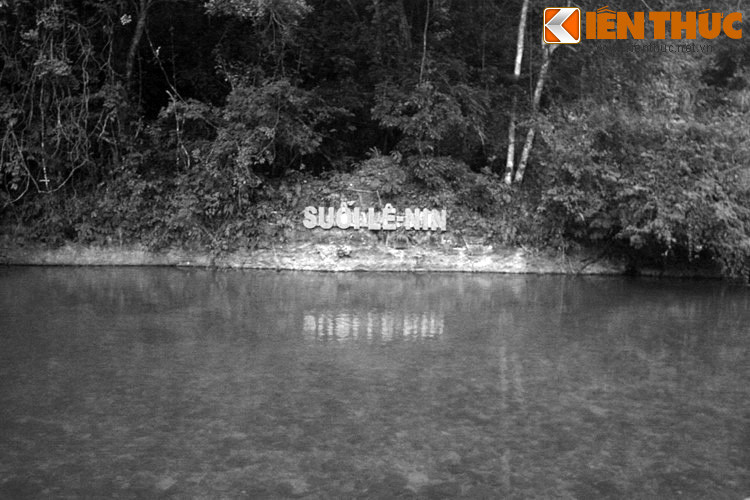 Đó là thời điểm mà ước nguyện của Chủ tịch Hồ Chí Minh - người sáng lập vĩ đại của tờ báo - đã được hoàn thành trọn vẹn: Đất nước đã hoàn toàn độc lập, non sông đã thu về một mối... Ảnh: Suối Lê Nin - con suối bắt nguồn từ chiến khu Pác Bó.