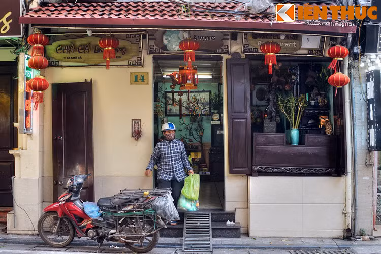 Có thể nói, trong 36 phố phường Hà Nội, tên gọi phố Chả Cá có nguồn gốc rất đặc biệt. Nếu các phố khác từng là phố nghề với nhiều nhà làm nghề, thì phố Chả Cá chỉ có một gia đình làm chả cá mà thành tên.