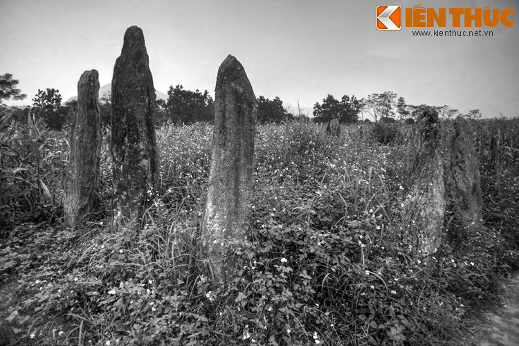 Theo tài liệu cổ của người Mường, ngày xưa, các vị quan lang ở xứ Mường Động rộng lớn đã chọn khu vực núi non hình miệng rồng này làm nơi yên nghỉ vĩnh hằng nhằm giữ long mạch cho con cháu đời sau mãi được thịnh vượng.