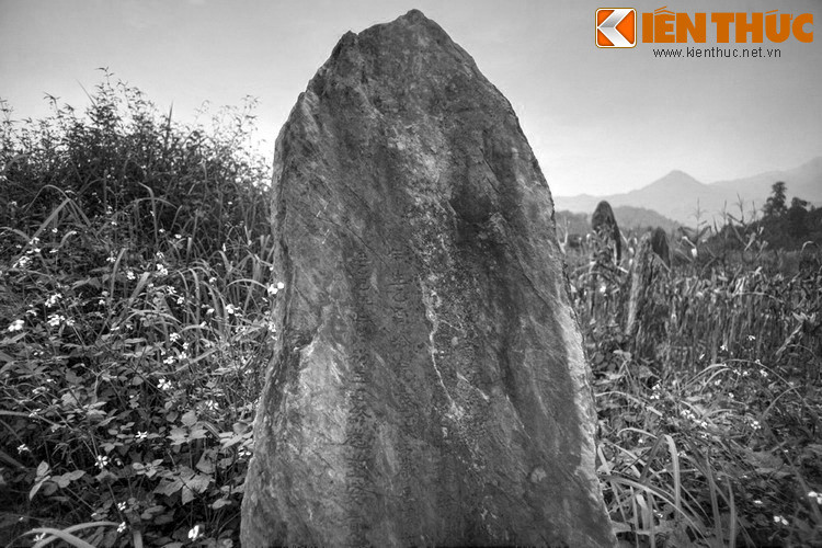 Sau này khi khai quật mộ, người ta phát hiện ra rất nhiều hình nộm người mà theo lời đồn, các hình nộm này đều được yểm bùa, ngâm trong chất độc, ai chạm vào chất độc sẽ ngấm vào người cho đến chết.