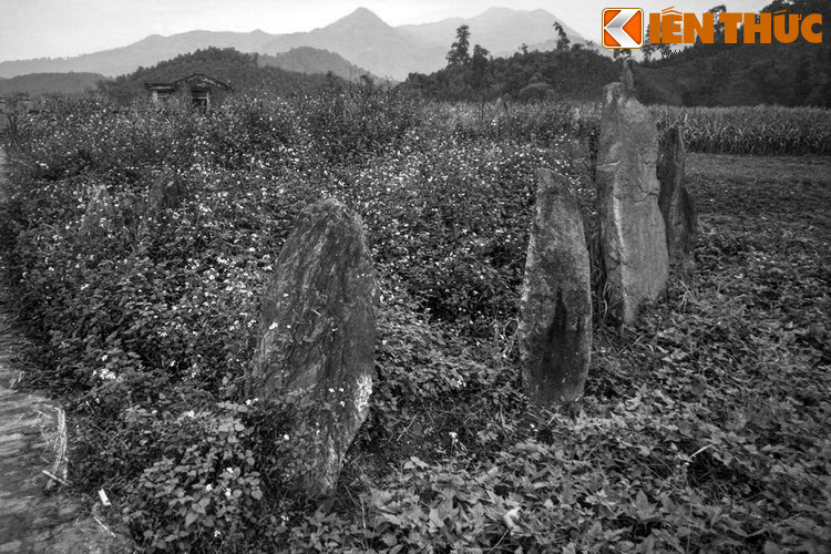 Số phận những tên trộm đó qua lời kể của mỗi người lại khác nhau chút ít, người bảo bị thần giữ của “vật” chết mất xác, người bảo bị hùm beo bắt tha lên rừng ăn thịt...