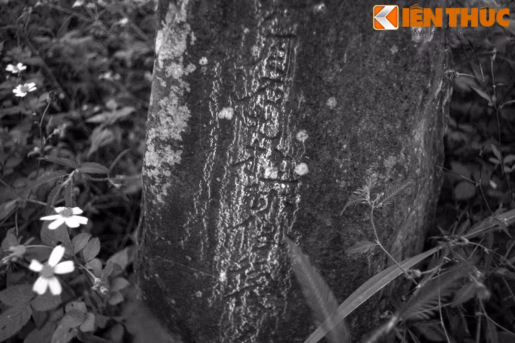 Nhiều câu chuyện đáng sợ được lan truyền về những người vào khu mộ phá phách như lấy dây quấn xung quanh hoặc dùng dao chém vào các cây cột đá sẽ bị thánh thần làm cho mê mẩn đầu óc không biết đường ra.